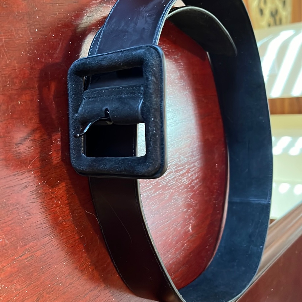 Woman’s black belt with suede buckle